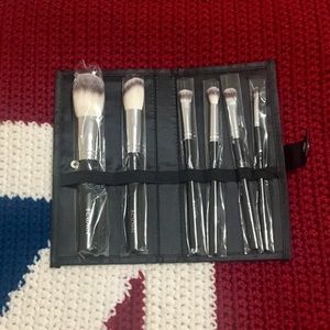 NWOT Crown, 6 piece brush set